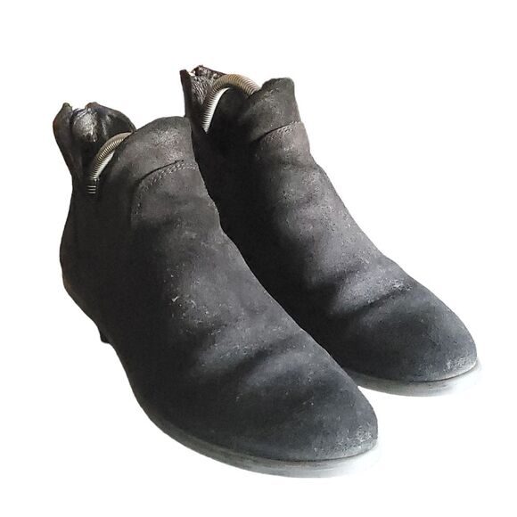 Born Arula Suede Ankle Distressed Side Cutout in Black - Women's 9 - Picture 1 of 11